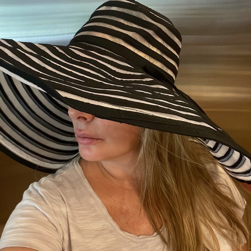 Ladies wide brim beach hat.  Black/Sheer mesh
